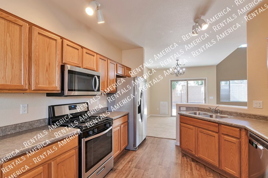 Available now beautiful 3-bedroom 2.5 bath property image