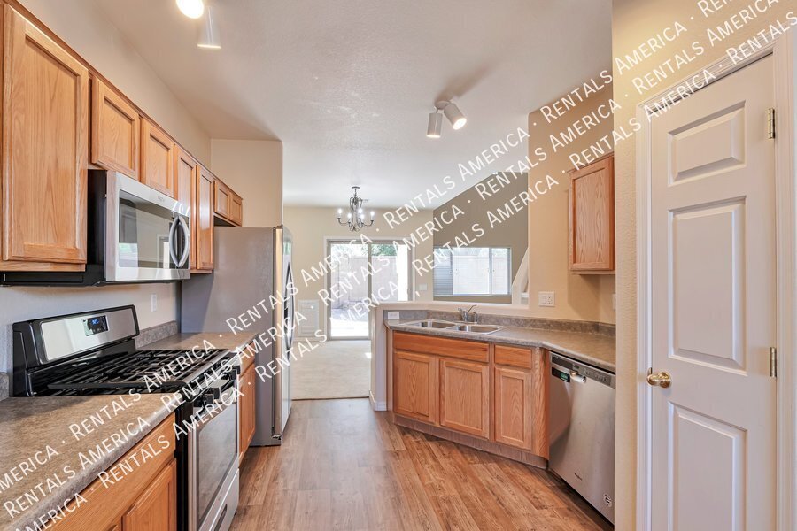 Available now beautiful 3-bedroom 2.5 bath property image