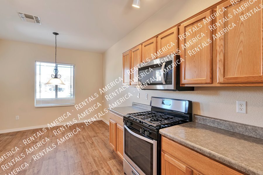 Available now beautiful 3-bedroom 2.5 bath property image