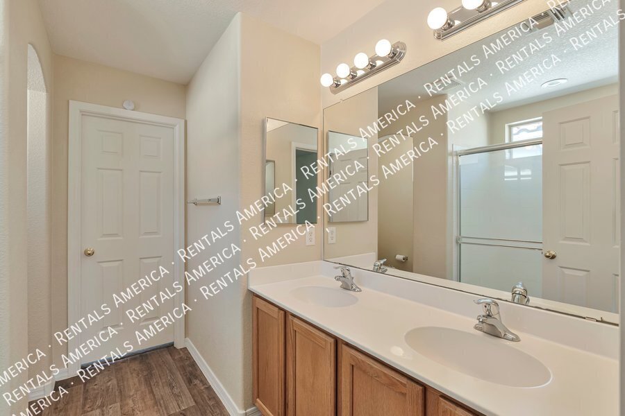 Available now beautiful 3-bedroom 2.5 bath property image