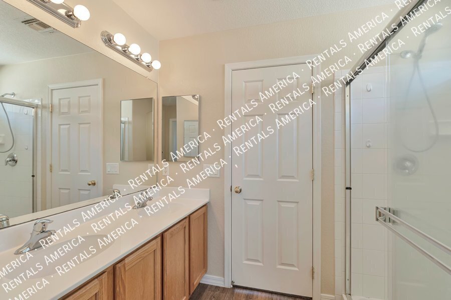 Available now beautiful 3-bedroom 2.5 bath property image