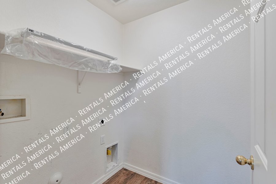 Available now beautiful 3-bedroom 2.5 bath property image