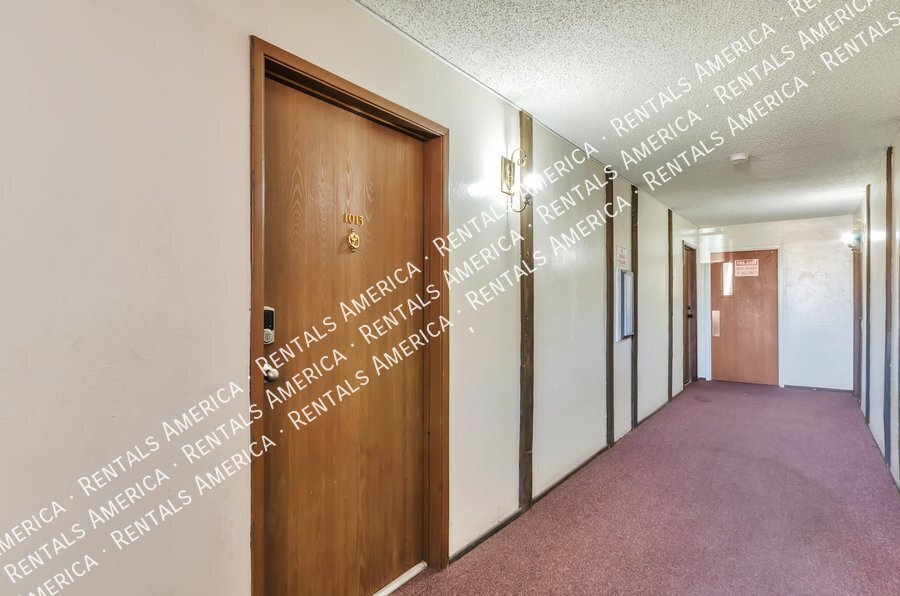 NW LARGE 1 bedroom 1 bath Condo w/ Community Pool property image