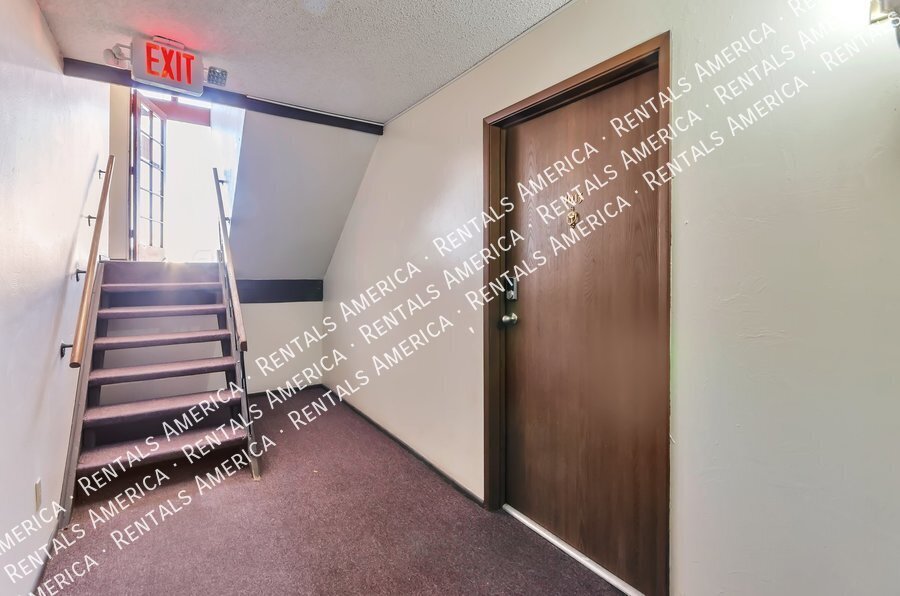 NW LARGE 1 bedroom 1 bath Condo w/ Community Pool property image