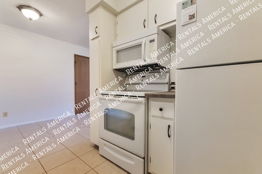 NW LARGE 1 bedroom 1 bath Condo w/ Community Pool property image