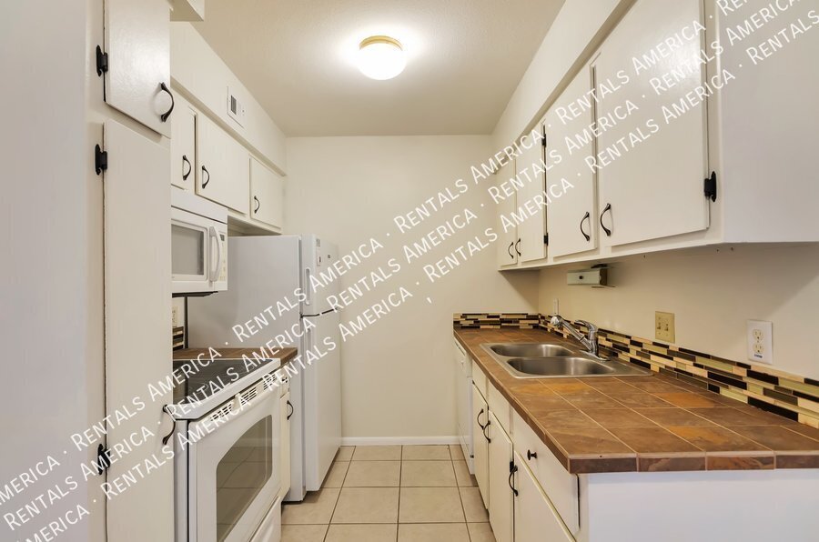 NW LARGE 1 bedroom 1 bath Condo w/ Community Pool property image