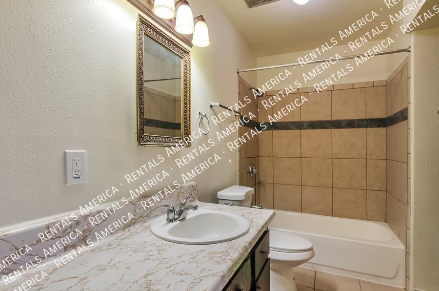 NW LARGE 1 bedroom 1 bath Condo w/ Community Pool property image