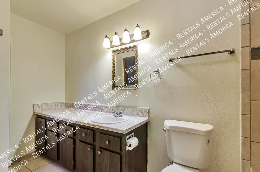 NW LARGE 1 bedroom 1 bath Condo w/ Community Pool property image