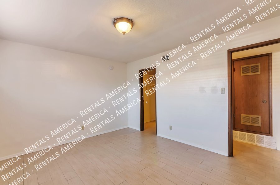 NW LARGE 1 bedroom 1 bath Condo w/ Community Pool property image