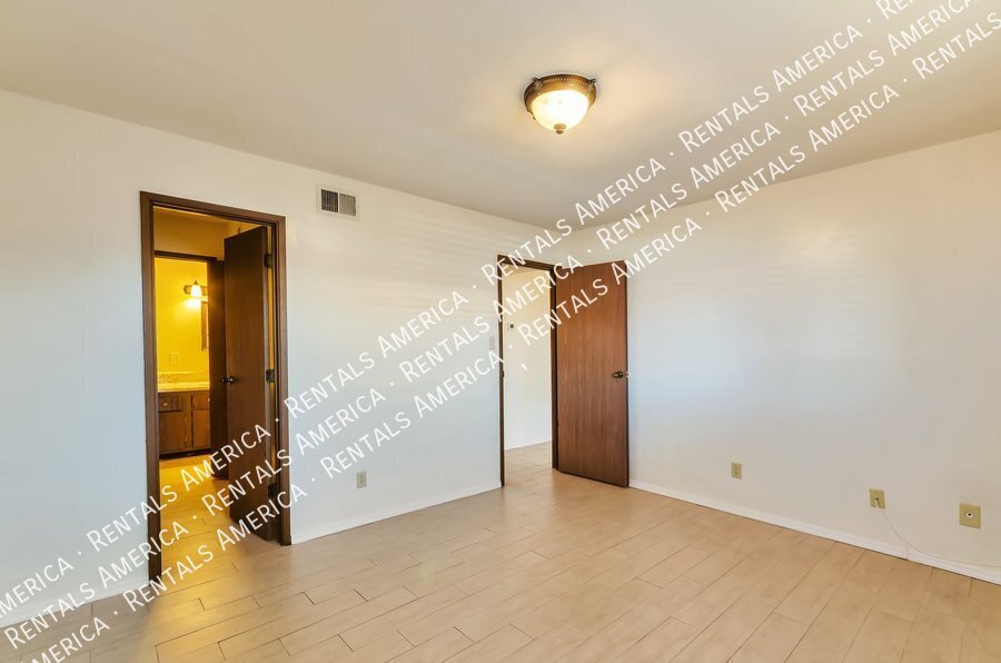 NW LARGE 1 bedroom 1 bath Condo w/ Community Pool property image