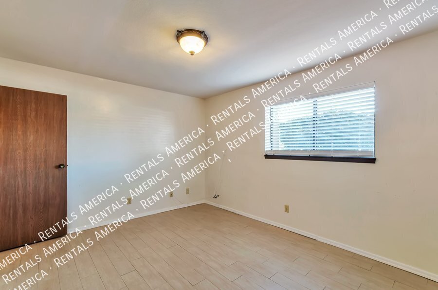 NW LARGE 1 bedroom 1 bath Condo w/ Community Pool property image