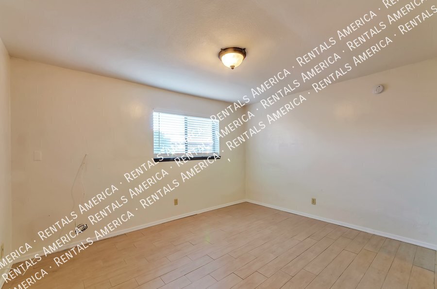 NW LARGE 1 bedroom 1 bath Condo w/ Community Pool property image