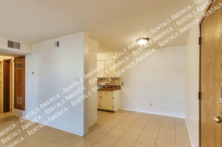 NW LARGE 1 bedroom 1 bath Condo w/ Community Pool property image