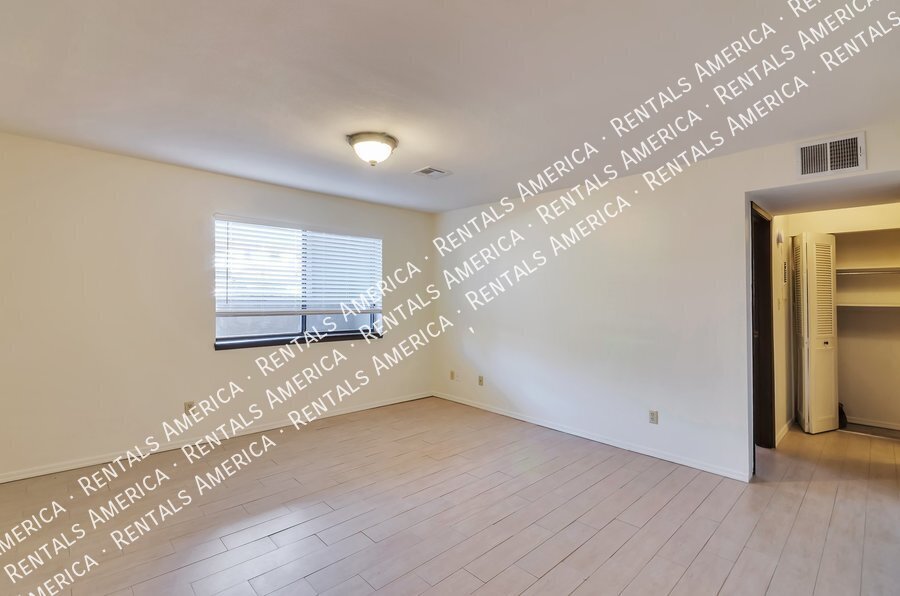 NW LARGE 1 bedroom 1 bath Condo w/ Community Pool property image