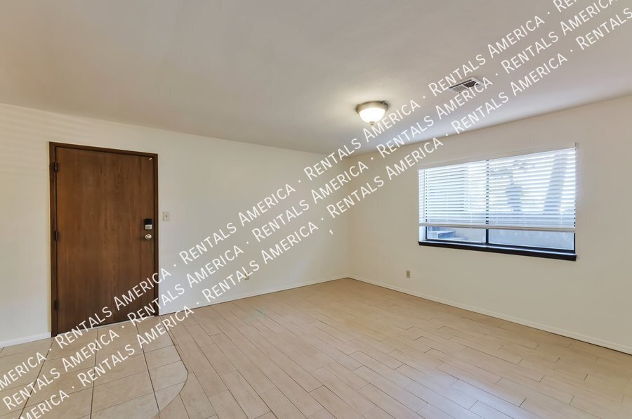 NW LARGE 1 bedroom 1 bath Condo w/ Community Pool property image