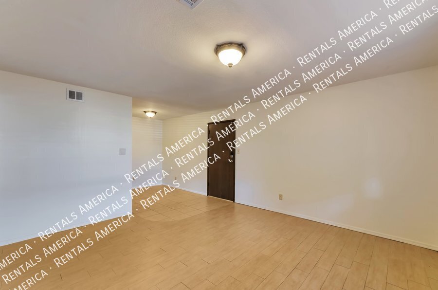 NW LARGE 1 bedroom 1 bath Condo w/ Community Pool property image