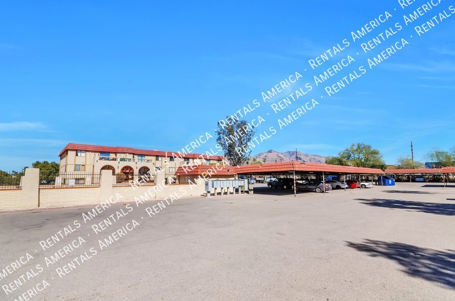 NW LARGE 1 bedroom 1 bath Condo w/ Community Pool property image