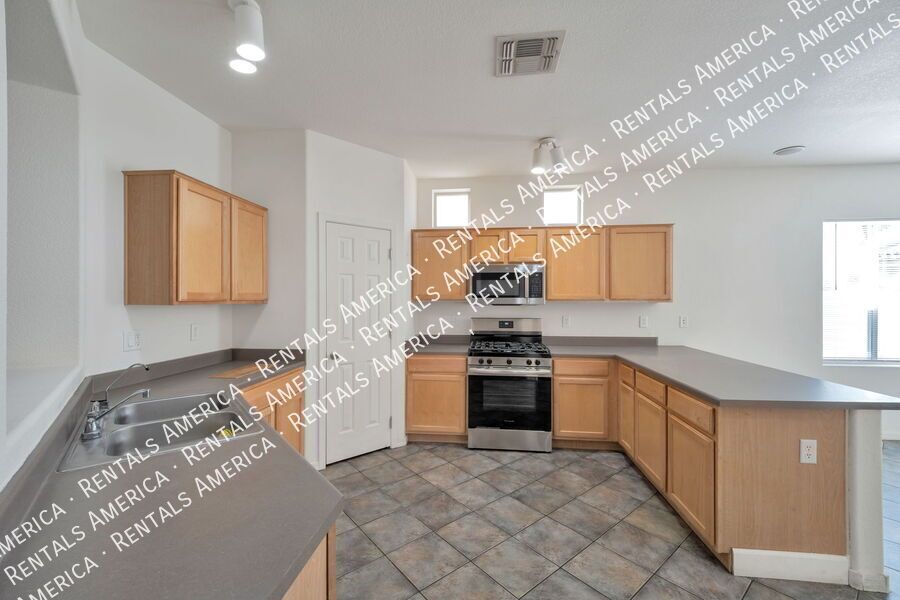 Spectacular 3bdrm 2.5 Bath property image