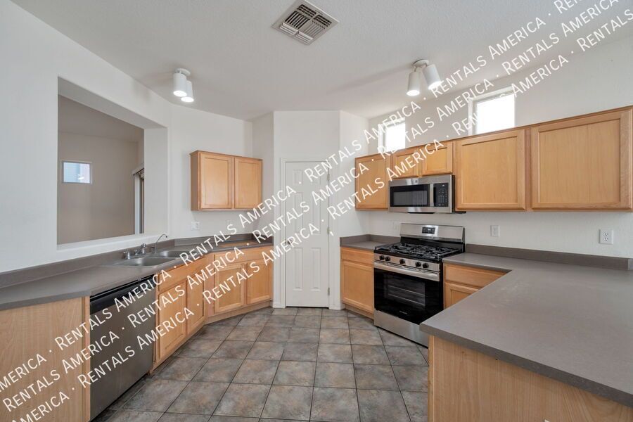 Spectacular 3bdrm 2.5 Bath property image