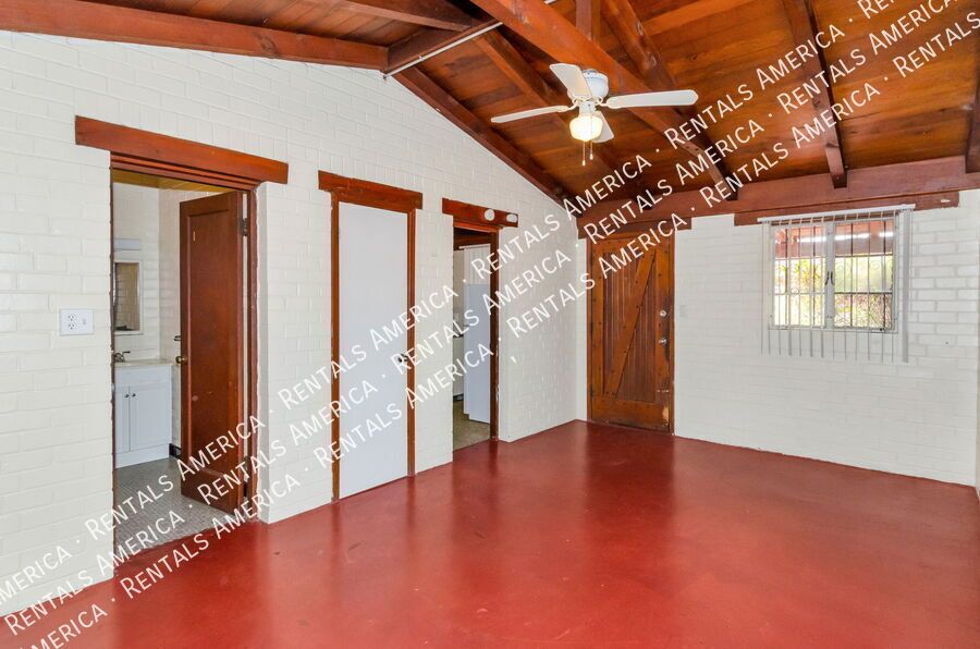 Studio -Single-Story with Concrete Floors property image