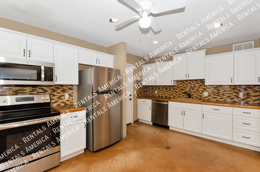 Great Location and close to conveniences property image