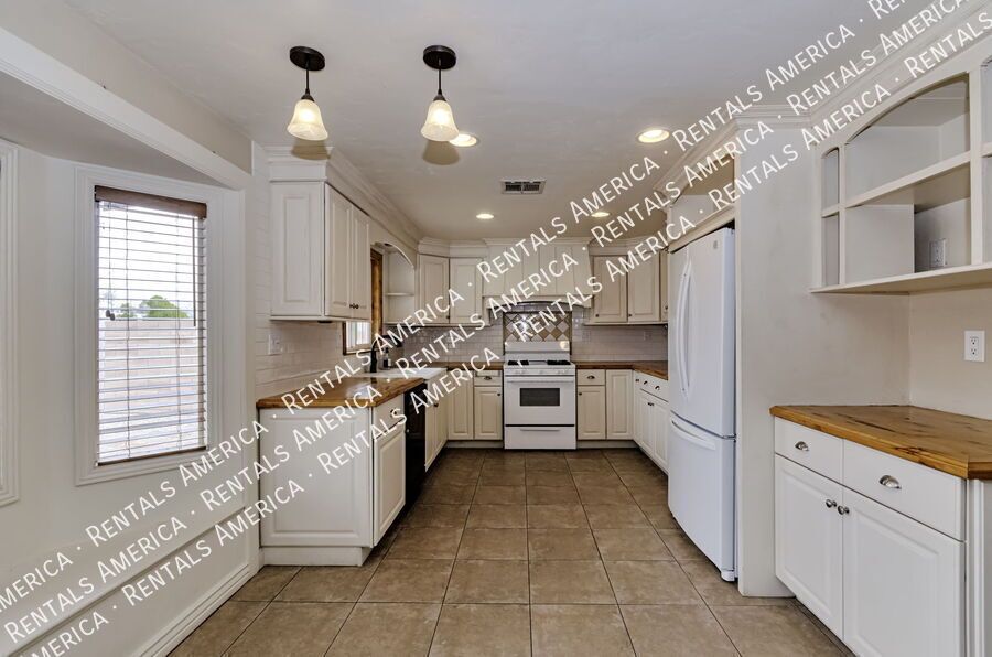 Enjoy this 4 bedroom, 2 bath luxury in Northwest Tucson! property image
