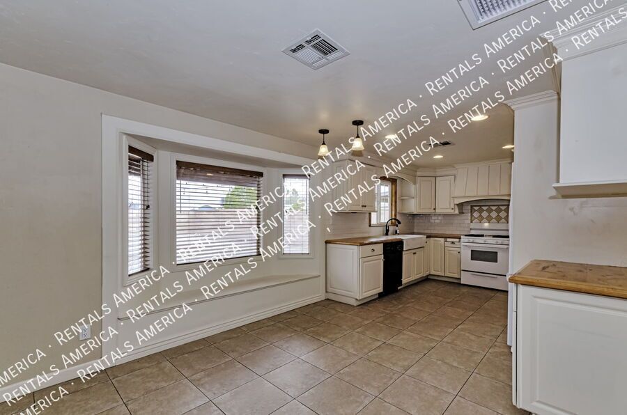 Enjoy this 4 bedroom, 2 bath luxury in Northwest Tucson! property image
