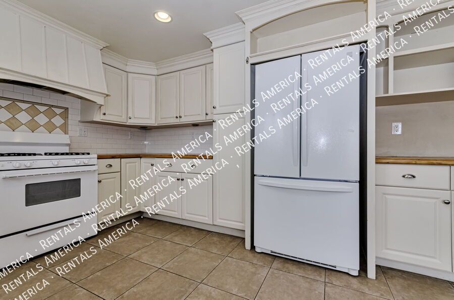 Enjoy this 4 bedroom, 2 bath luxury in Northwest Tucson! property image