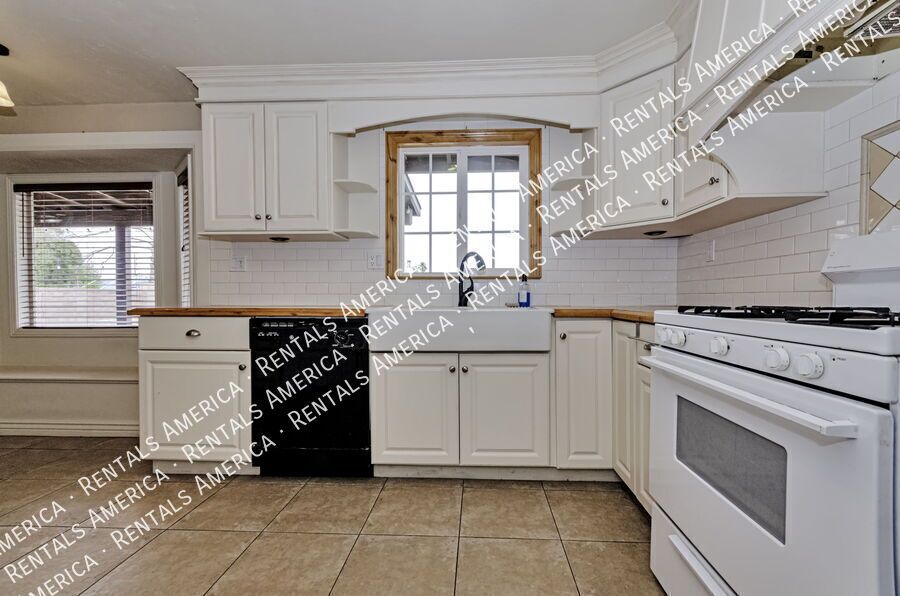 Enjoy this 4 bedroom, 2 bath luxury in Northwest Tucson! property image