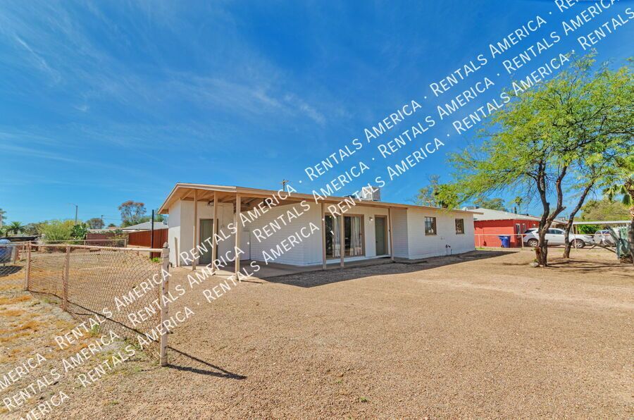 Beautiful 3BR/2BA w/ huge yard & garden property image