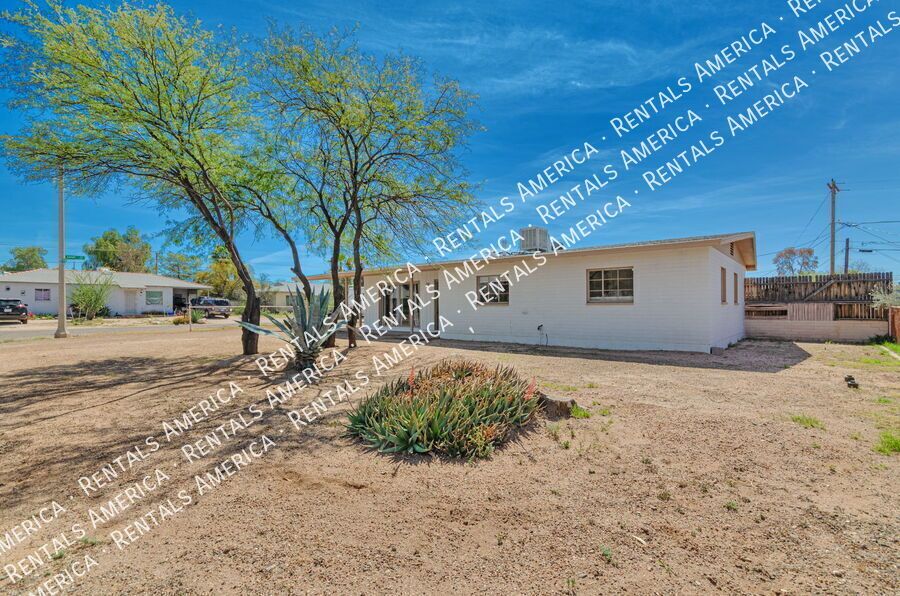 Beautiful 3BR/2BA w/ huge yard & garden property image