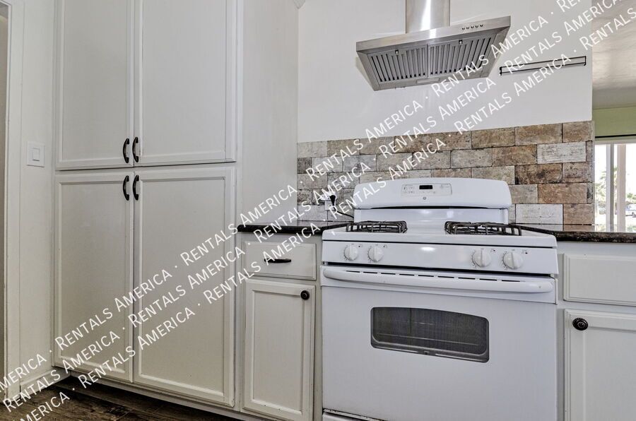 Beautiful 3BR/2BA w/ huge yard & garden property image