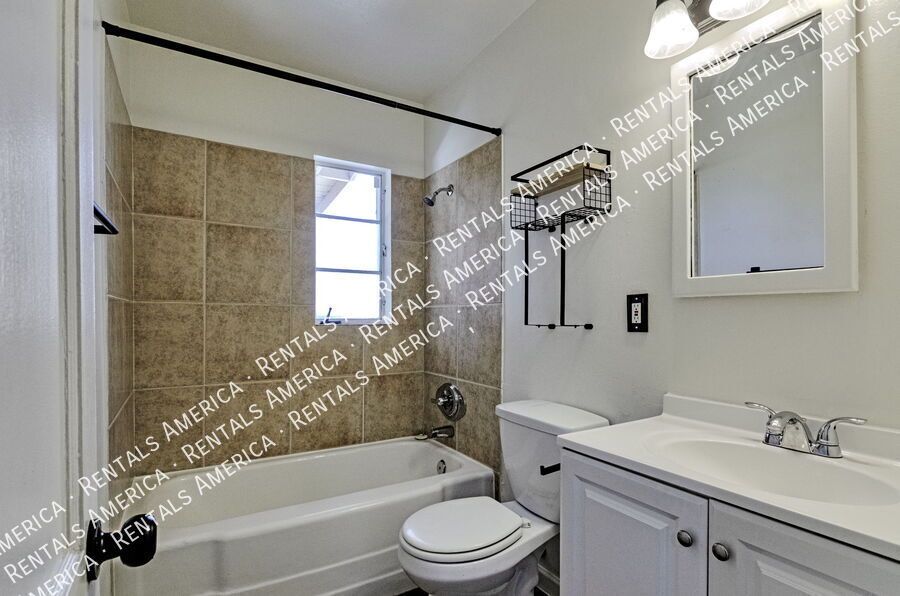 Beautiful 3BR/2BA w/ huge yard & garden property image