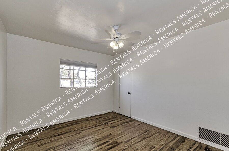 Beautiful 3BR/2BA w/ huge yard & garden property image