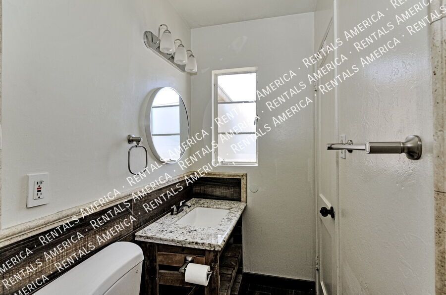 Beautiful 3BR/2BA w/ huge yard & garden property image