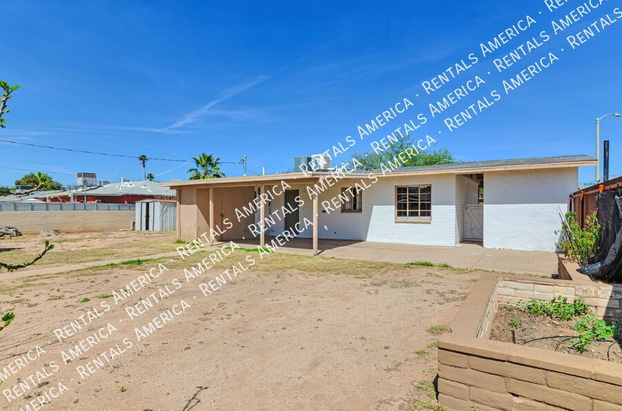 Beautiful 3BR/2BA w/ huge yard & garden property image