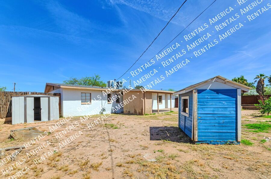 Beautiful 3BR/2BA w/ huge yard & garden property image