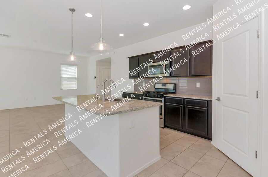 3/3 Home with  Washer/Dryer AND Community Pool & Vail School District property image