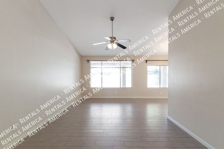 Beautiful 3 bedroom, 2 bath in Rita Ranch! property image