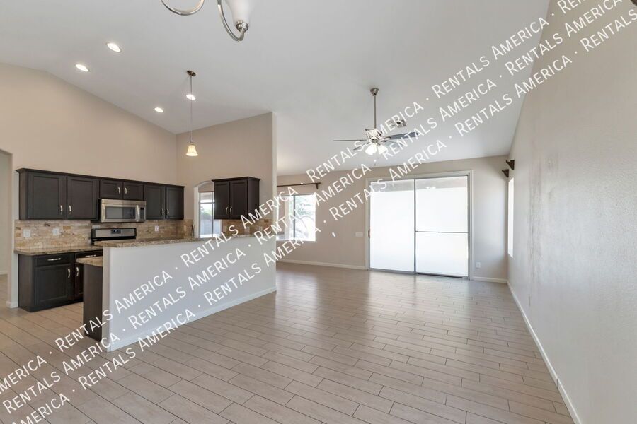 Beautiful 3 bedroom, 2 bath in Rita Ranch! property image