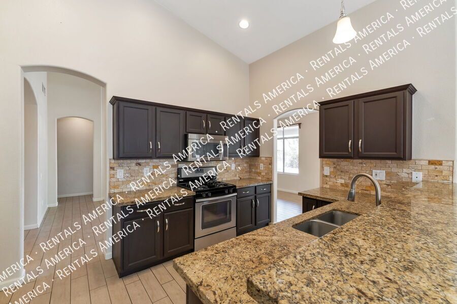 Beautiful 3 bedroom, 2 bath in Rita Ranch! property image