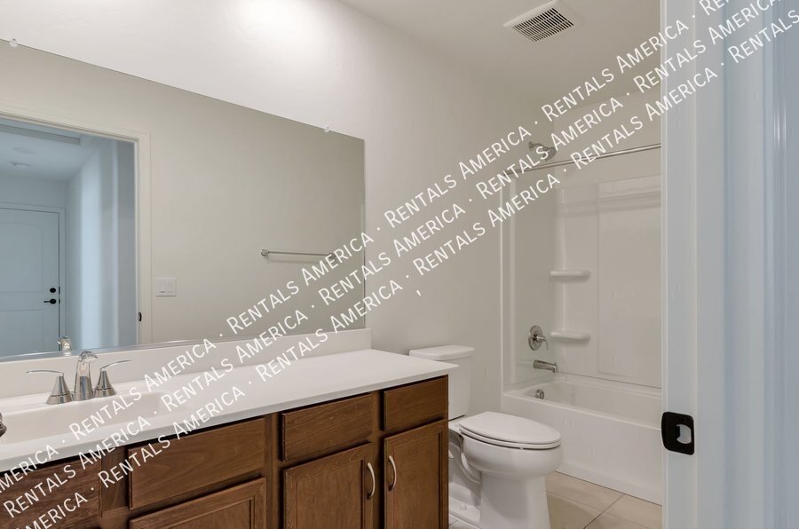 Beautiful 3 bedroom 2 bath Home with FLEX Space and Washer/Dryer! property image