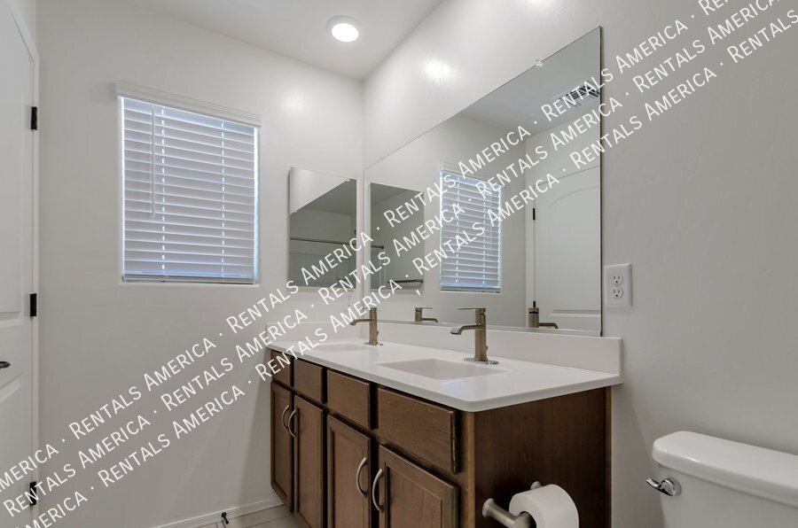 Beautiful 3 bedroom 2 bath Home with FLEX Space and Washer/Dryer! property image