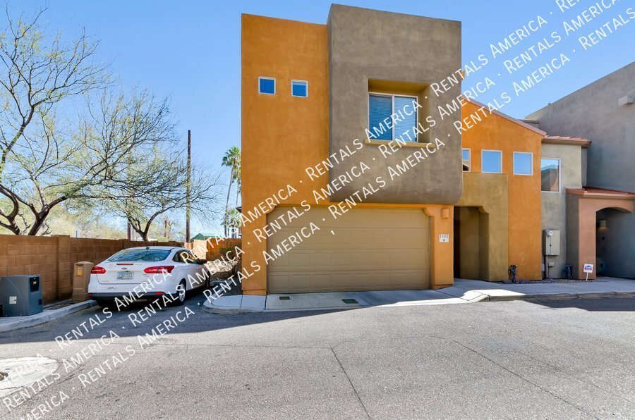 Large gated home close to Banner, UArizona property image