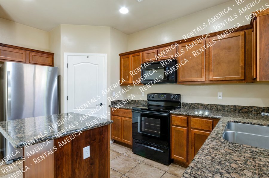 Large gated home close to Banner, UArizona property image