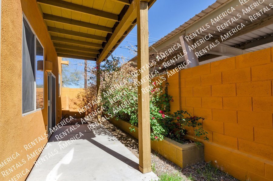 Large gated home close to Banner, UArizona property image