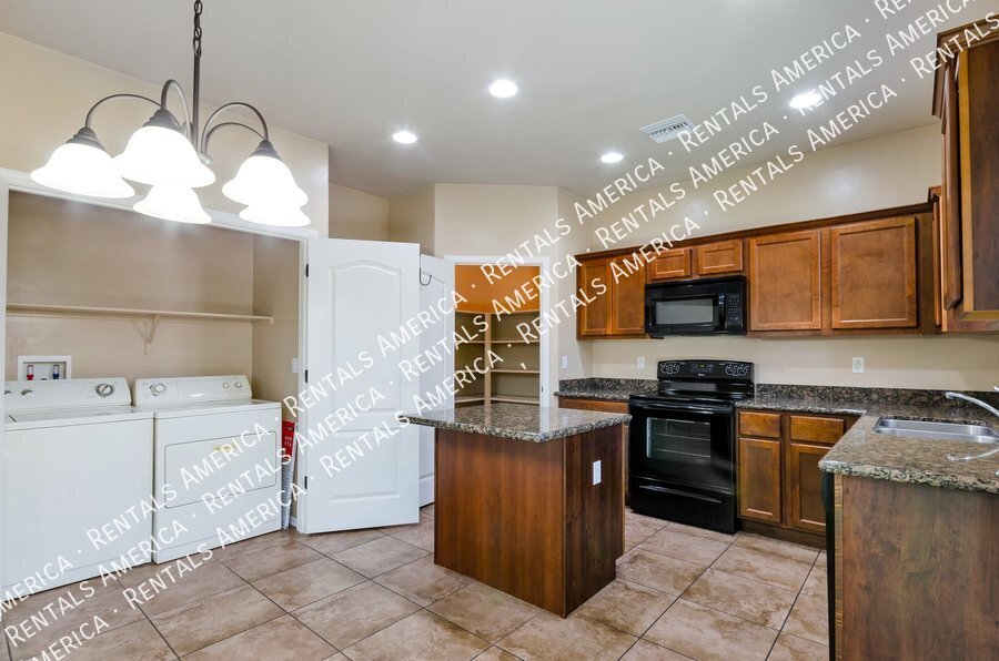 Large gated home close to Banner, UArizona property image