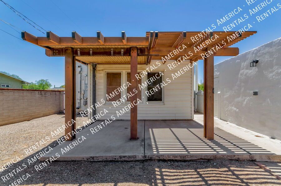 Great Location near the U of A! property image