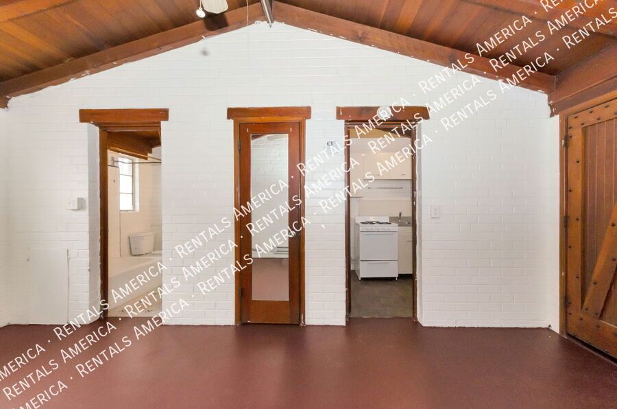 Studio -Single-Story with Concrete Floors property image