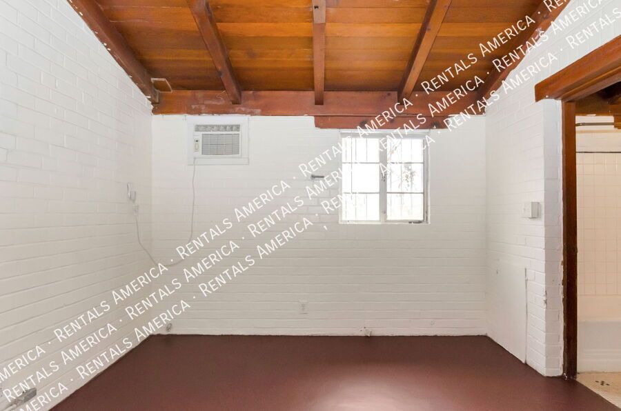 Studio -Single-Story with Concrete Floors property image